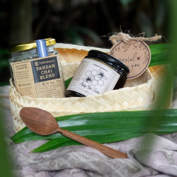 Holiday Hampers Yabbiekayu Tea and Honey Package 1